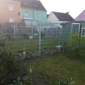 Huehnerstall TRES im Garten mit Gehege