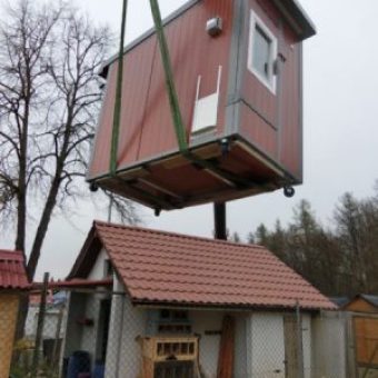 Lieferung eines Huehnerstalls
